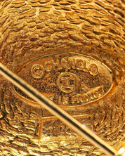 Broche Chanel CC