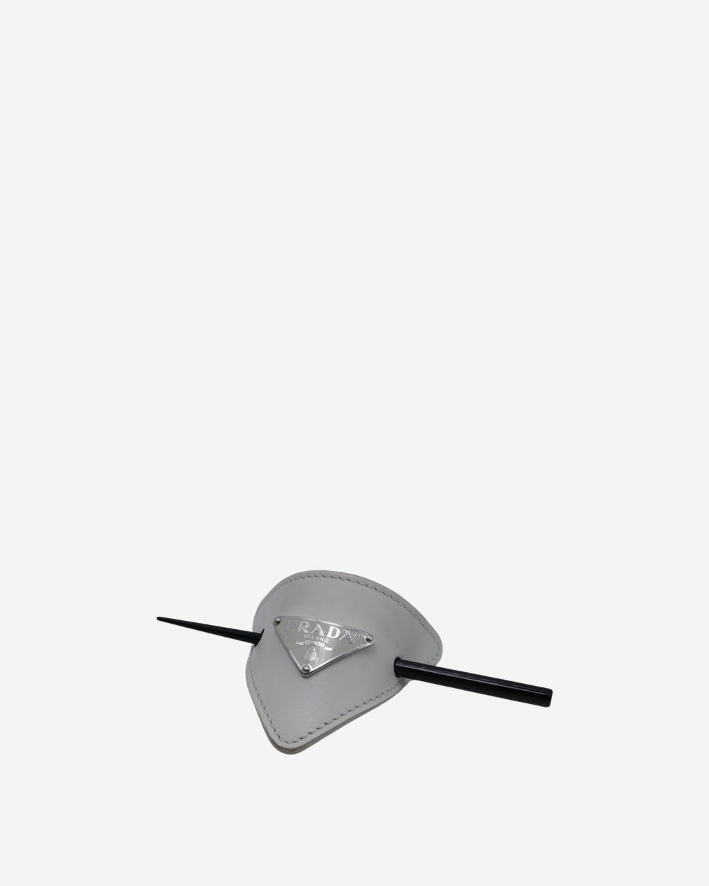Broche Prada Logo