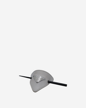 Broche Prada Logo