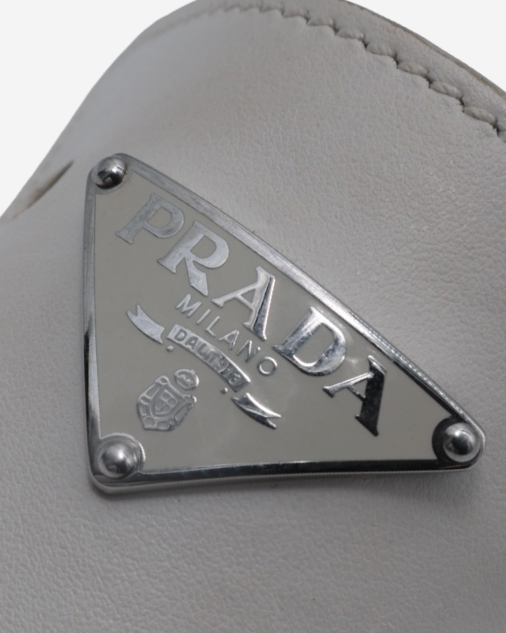 Broche Prada Logo