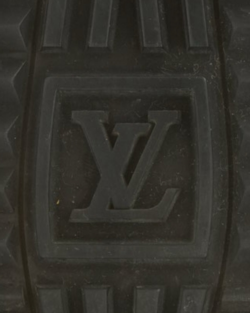 Louis Vuitton Run Away Epi Sneakers 36